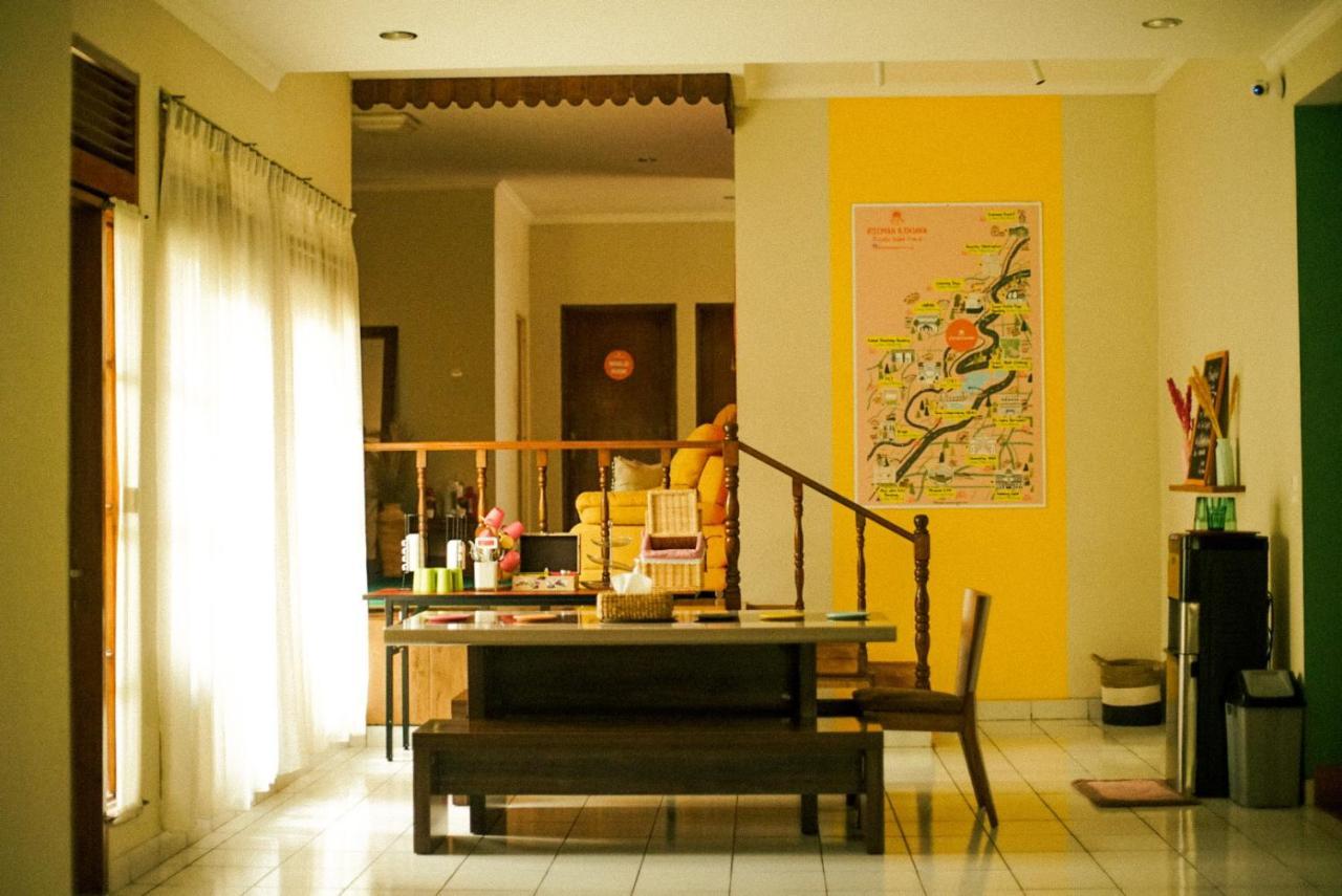 Roemah Renjana Bandung Bed and Breakfast Eksteriør billede