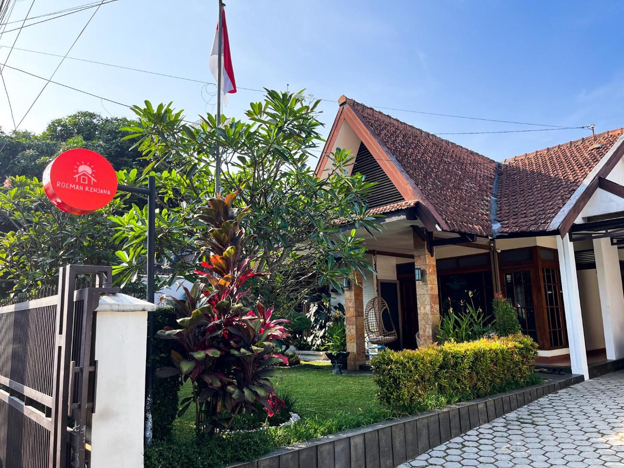 Roemah Renjana Bandung Bed and Breakfast Eksteriør billede